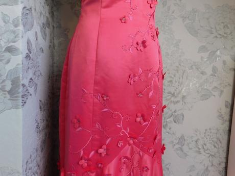 Velmi pekne kvalitne slavnostne saty, 38