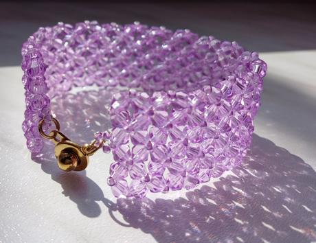 Krásny fialový náramok zo sklenených krištálikov, 