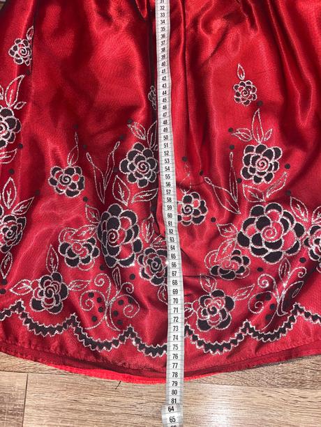 Spoločenské šaty, 128