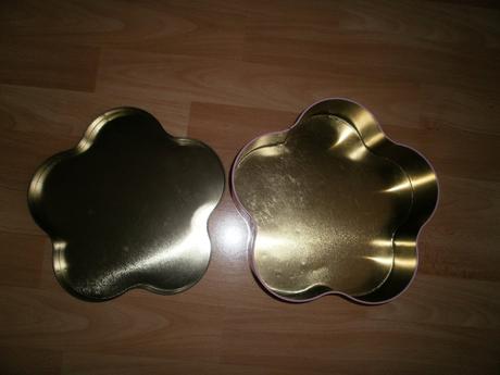 Plechová krabica v tvare kvetu,