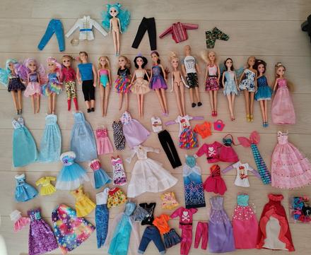 Predám bábiky s oblečením,