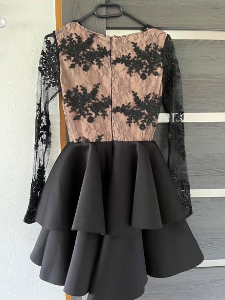 Čiernobéžové spoločenské šaty, s