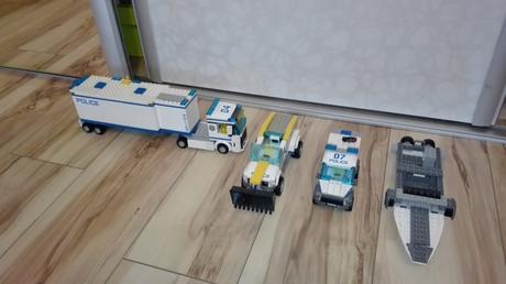 Lego-policajný kamion + dalšie autá a čln, 