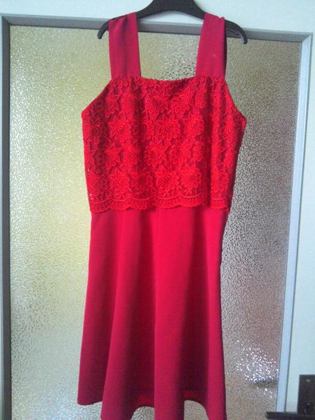 Raz oblečene červené šaty, xs