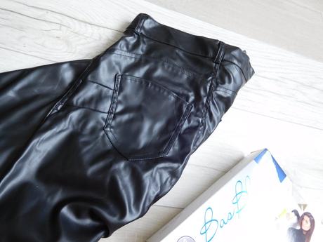 Nohavice elastické čierne lakové, s