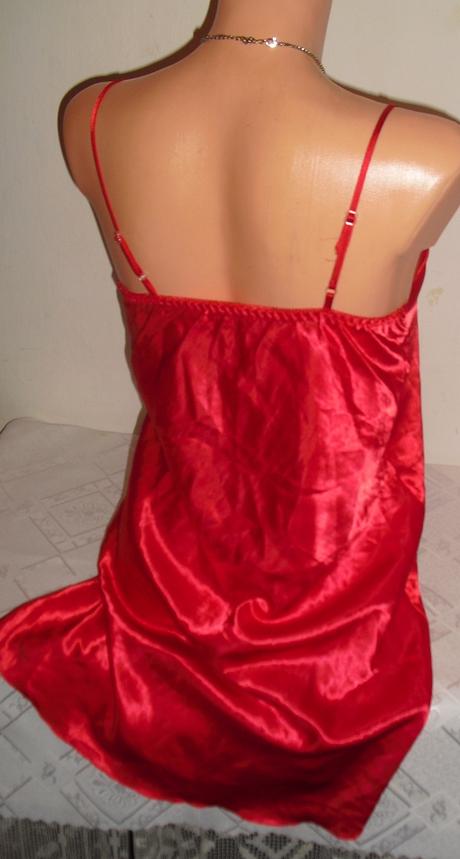 Cervena satenova vysivana kosielka, s