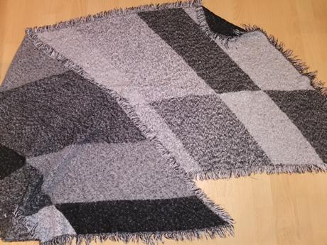 Cierno-sivy velky hruby sal, 