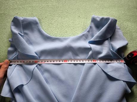 Plisované modré šaty, 