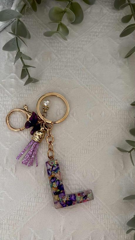 Ručne vyrobené živicové kľúčenky, 