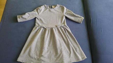 Kárované šaty, 122