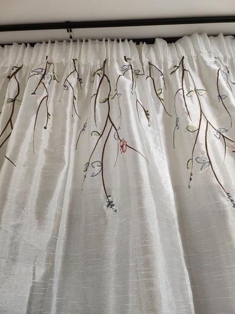 Biela vyšívaná záclona 175 x 185 cm,