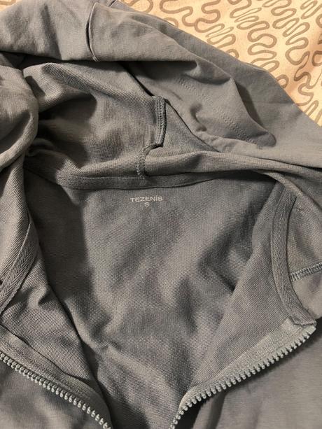 Sivá mikina, tezenis,s