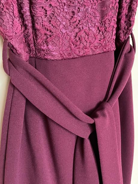 Šaty (cena s poštou), s