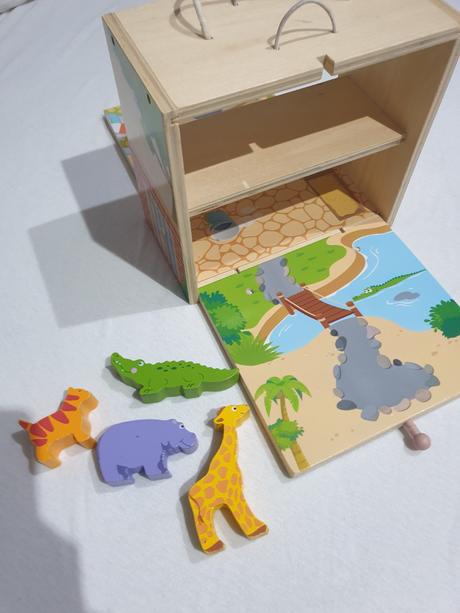 Maly dreveny domcek so vzieratkami, 