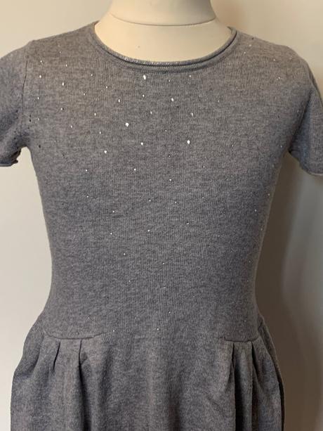 Okaidi šedé pletené šaty s trblietkami, 110