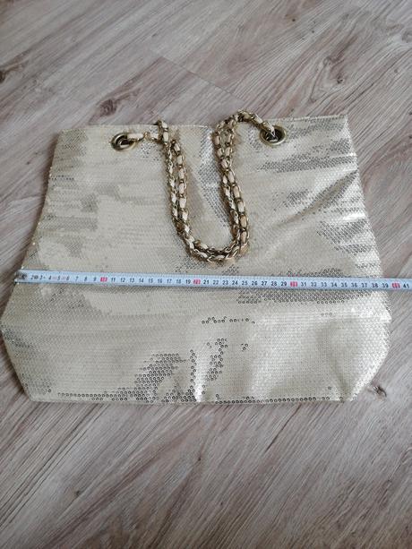 Taška s flitrami, atmosphere