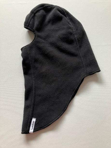 Kukla pod prilbu, wedze