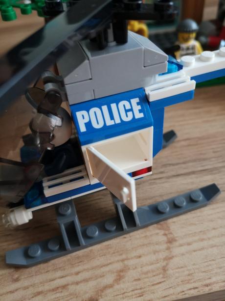 Lego city 4440 policajná stanica v lese,