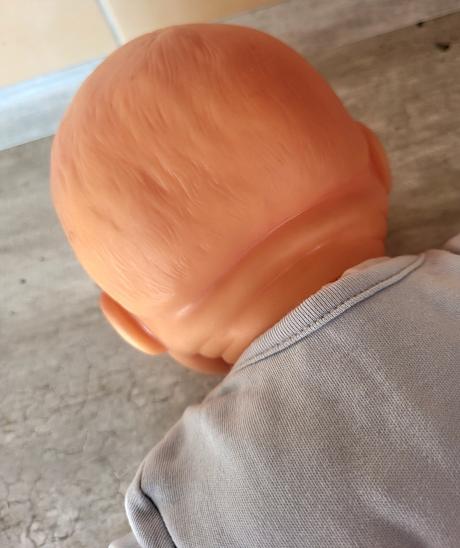 Bábika s hnedými očami a s príslušenstvom, 