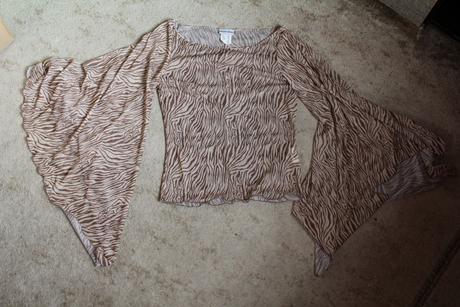 Trendy tops hnedým zebrím vzorom, padavými rukávmi, m