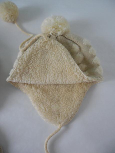 Set čiapka s brnbolcami a šál, 