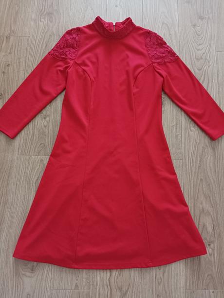 Pekné červené šaty s čipkou, m