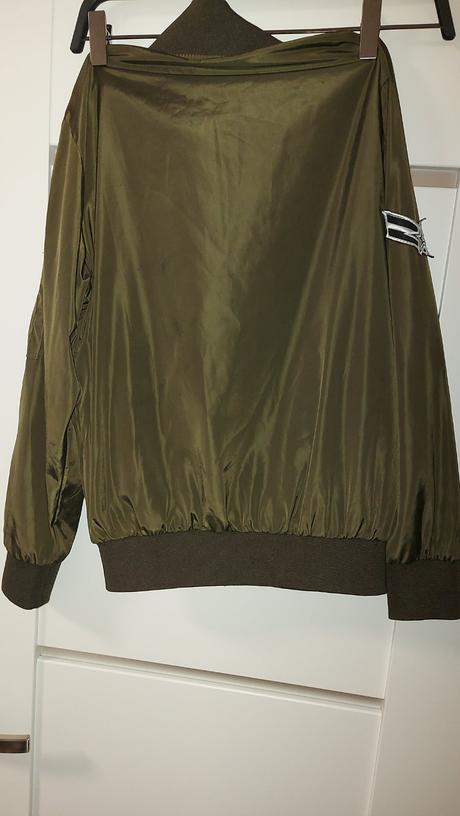 Krasna chlapcenska bombera, 146