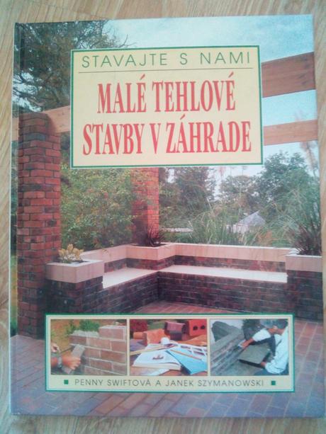 Staviame malé tehlové stavby v záhrade,