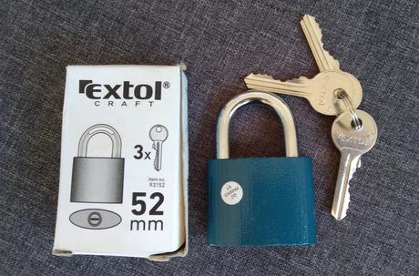 Visiaci zámok zámka a kľúče ako nový, 