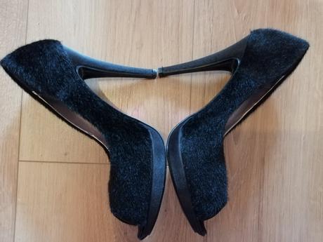 Čierne lodičky, 35