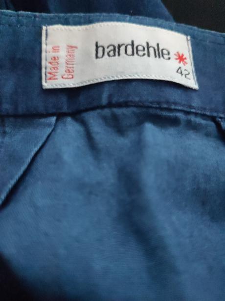 Tmavomodrá sukňa, 42