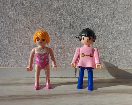 Drevený nábytok pre bábiky s 2 bábikami a mačkami, 