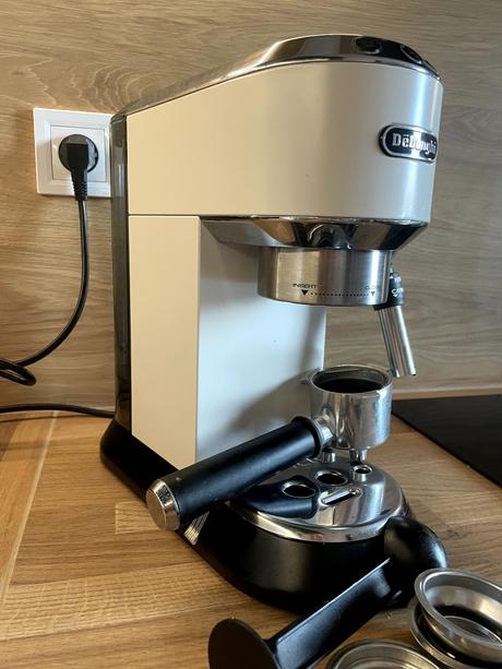 Pákový kávovar delonghi dedica, top stav,