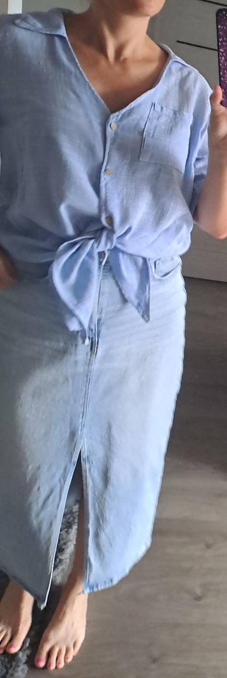 Modrá blúzka s uzlom, 