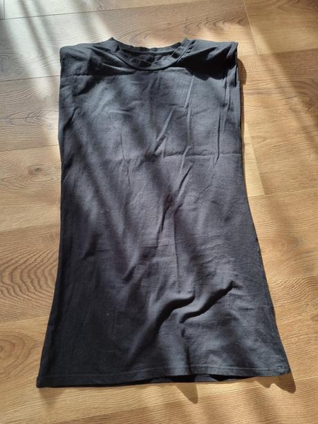 Šaty s vypchávkami na ramenách, s