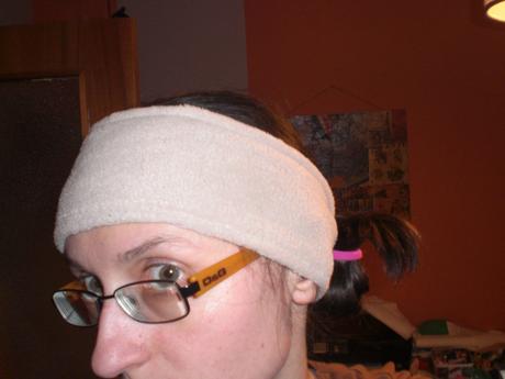 Béžová flísová čelenka nenosená, 56