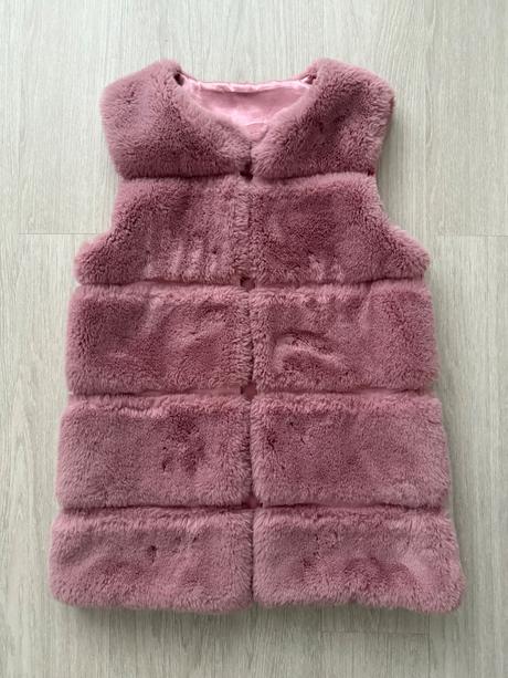 Ružová kožušinková vesta, 