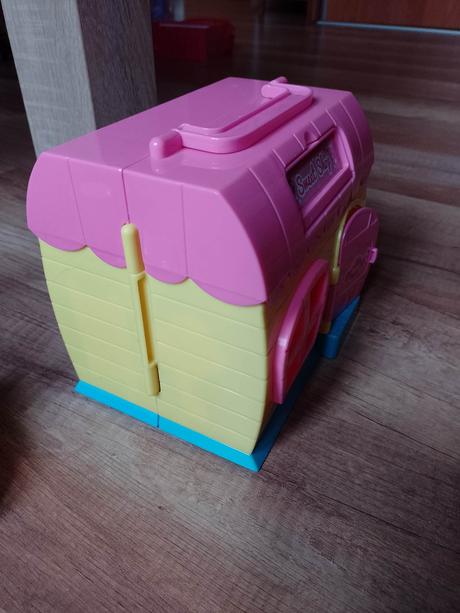 Domček s bábikou a autom, 