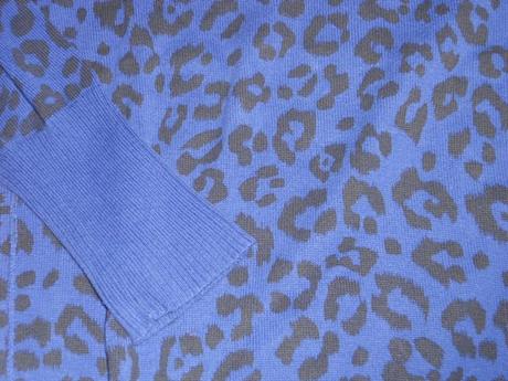 Tmavomodry sveter, 176