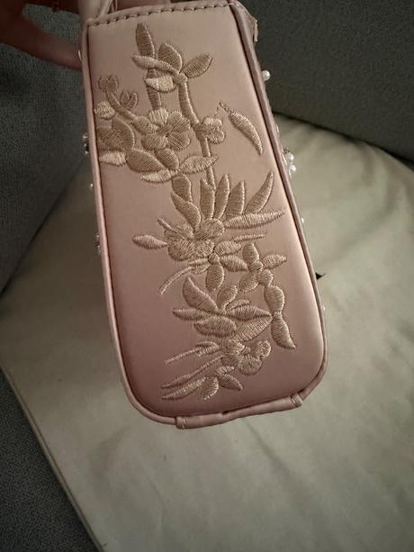 Zara..perlickova vysivana kabelka ..nova s visacko, zara