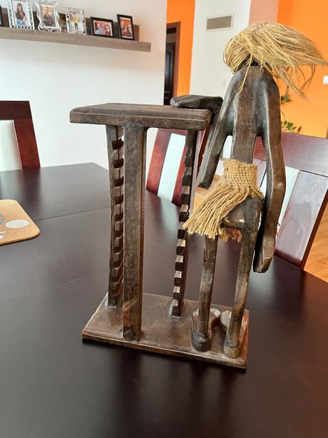 Drevený stojan s domorodcom, 