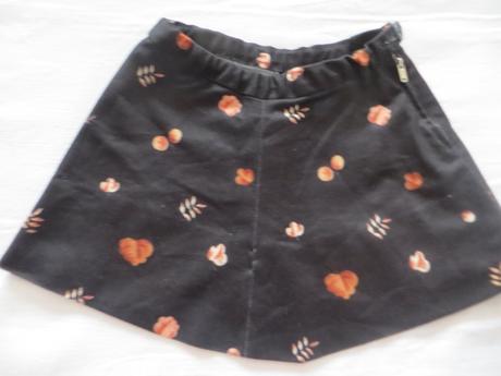 Čierna sukňa s motívom jesene, 104