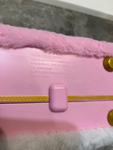 Na na na surprise batoh, 