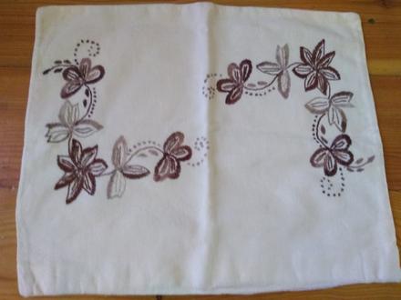 Vyšívaný vankúšik - 41,5x 34cm - 2,50,