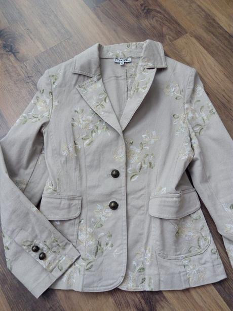 Vyšívané sako, 38