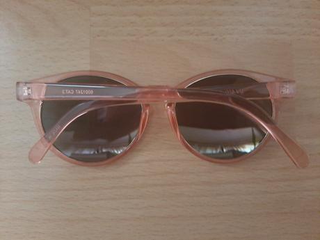 Ružové slnečné okuliare, gate