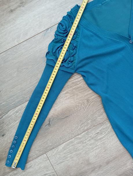 Svetrík so zdobením na pleciach, xs