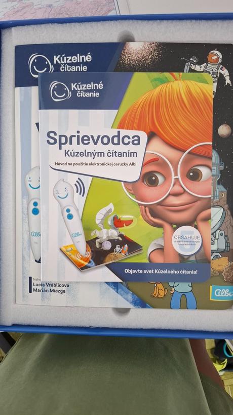 Interaktívny glóbus, kniha vesmír a pero,