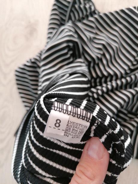 Šaty s holým chrbtom, 36