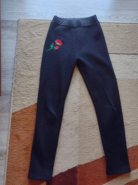 Čierne teplejšie legíny, 146